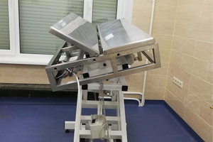 Surgical table with automatic V-shaped worktop